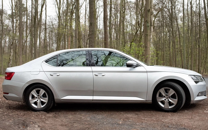 Skoda Superb cena 45900 przebieg: 249890, rok produkcji 2015 z Poznań małe 79